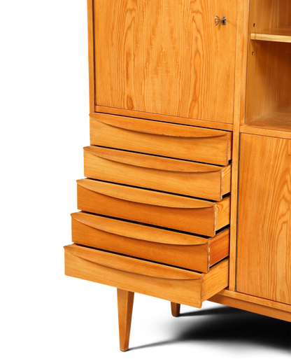 Hauptstadt Möblerei Hellerau Vitrine Modell 602 von Franz Ehrlich aus hellem Echtholz mit Schubladen im Mid-Century-Stil