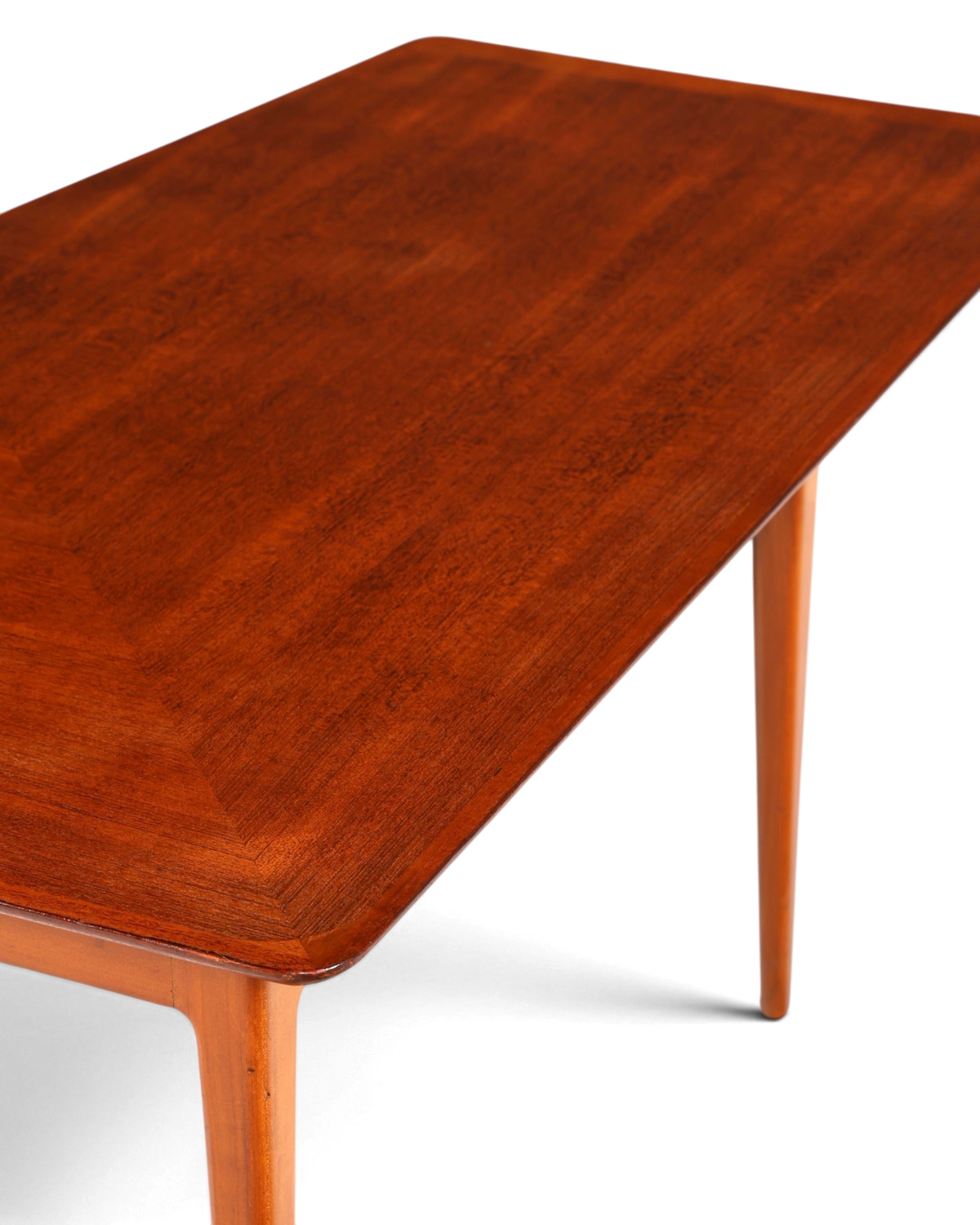 Hauptstadt Möblerei Mid-Century Couchtisch aus dunklem Holz mit elegantem Design und konischen Beinen