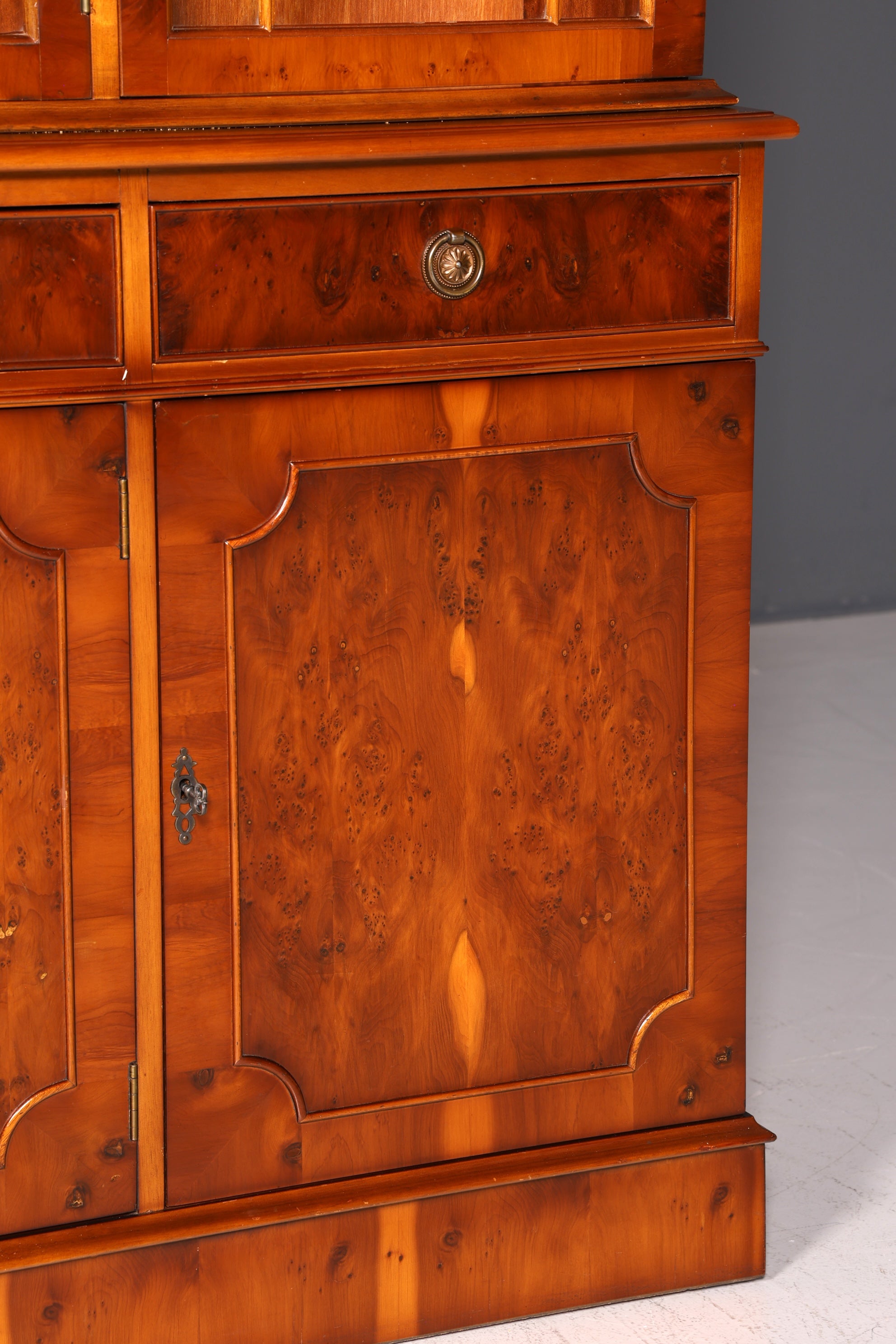 Wunderschöne Englische Vitrine Bücherschrank Buffet Englisch Glasvitrine Bibliothek Vitrinenschrank