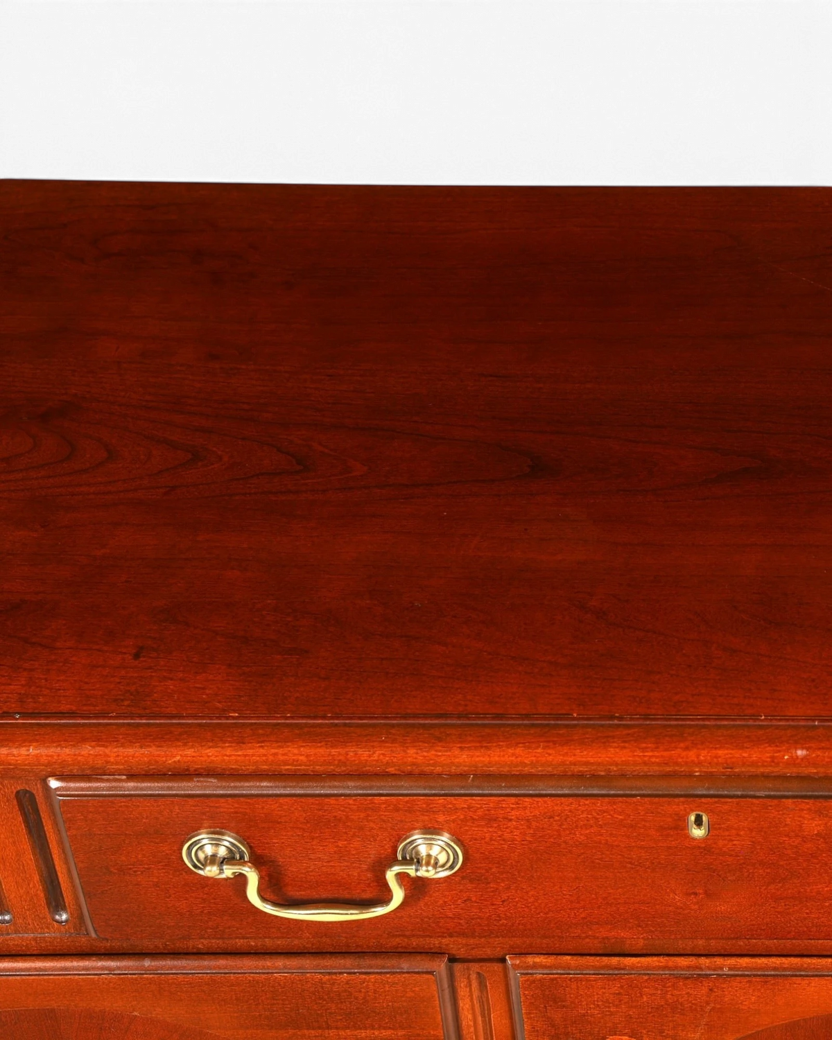 Hauptstadt Möblerei Drexel Heritage Sideboard aus dunklem Holz mit glänzender Oberfläche und goldenen Beschlägen