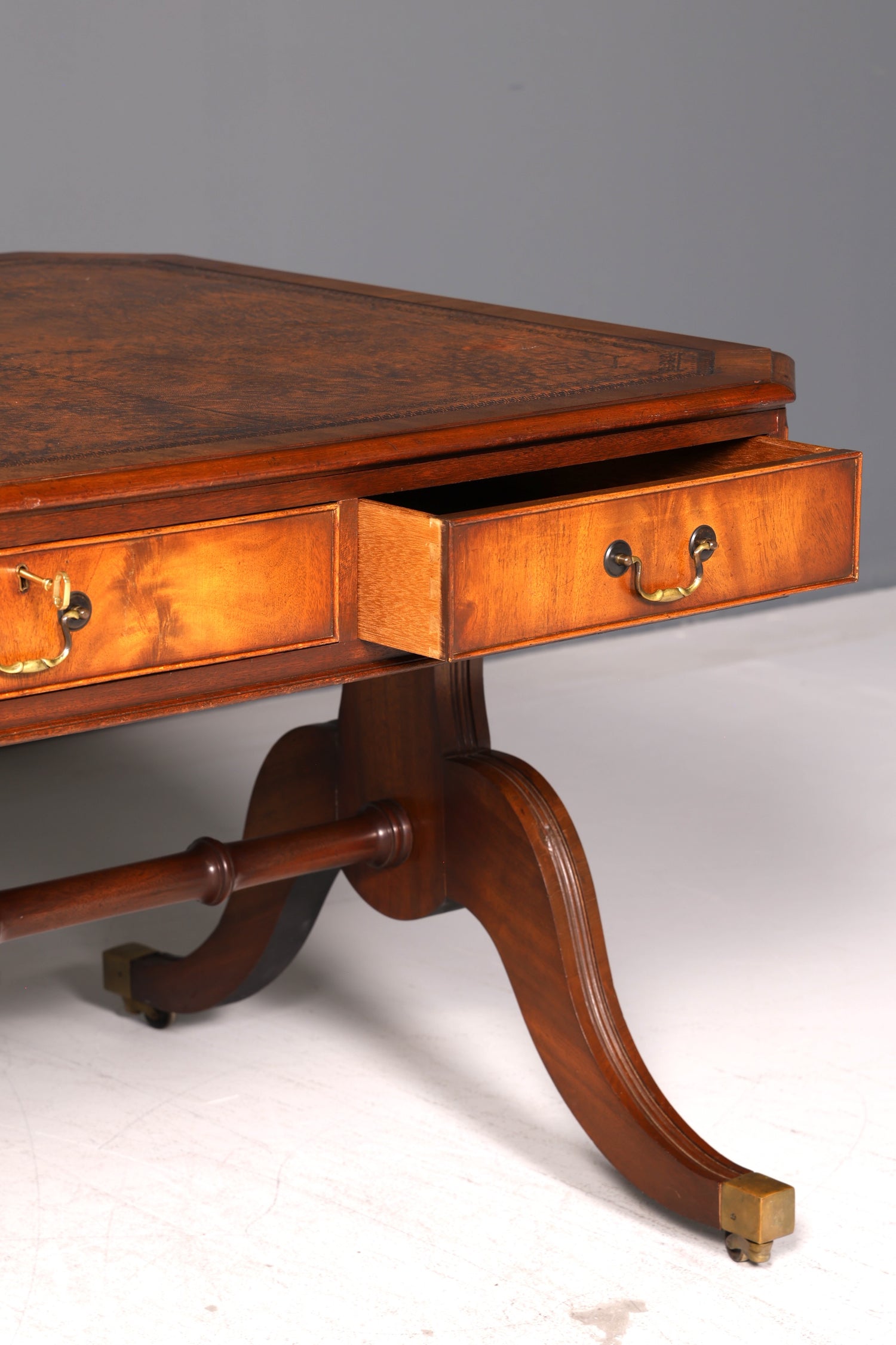 Wunderschöner Englischer Schreibtisch Office Table Mahagoni Partner Desk Echt Lederauflage Regency Partner Desk Bürotisch