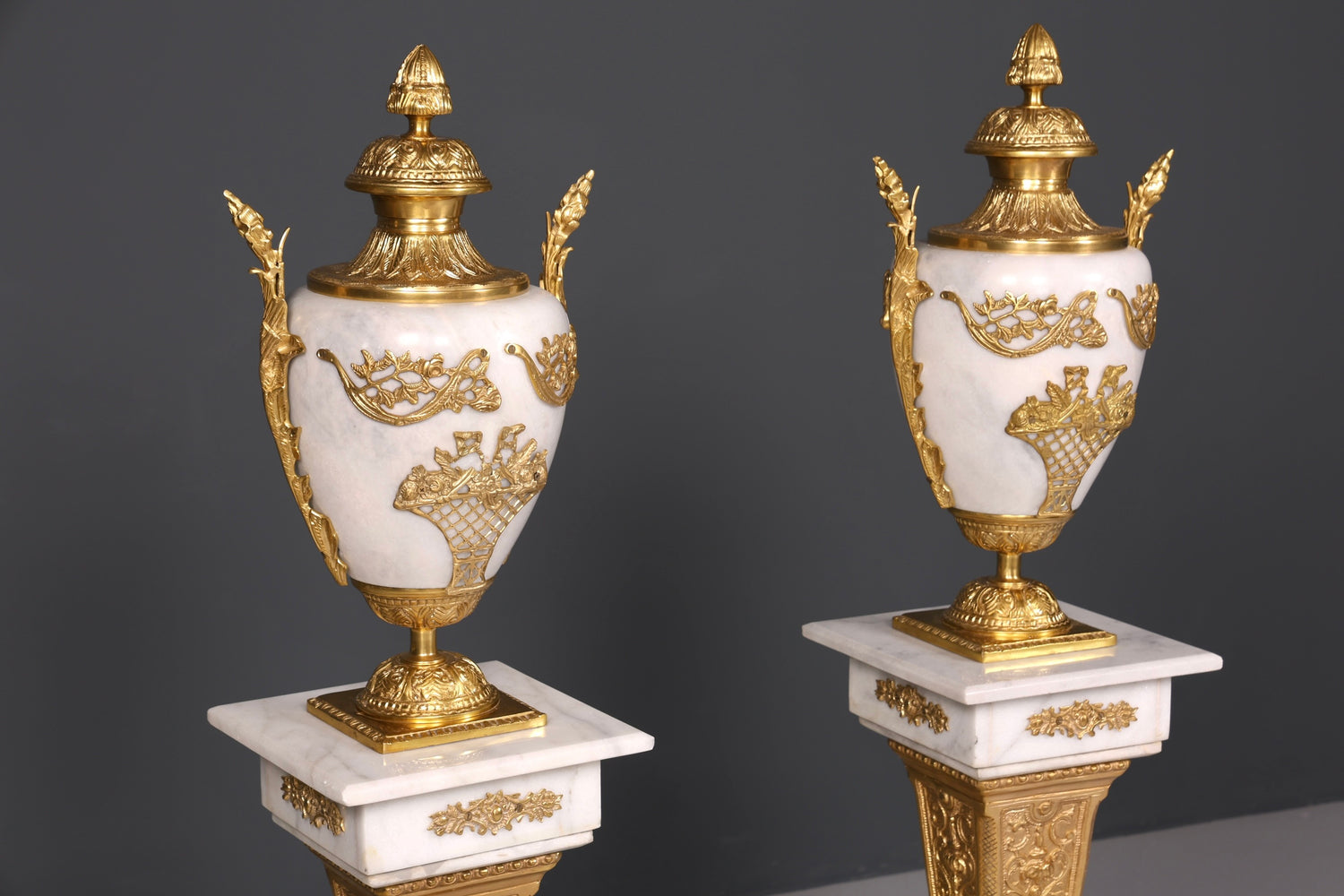 Wunderschöne Barock Stil Säule mit Vase Louis XV Marmor Blumensäule weißer Naturstein Sockel Ablage