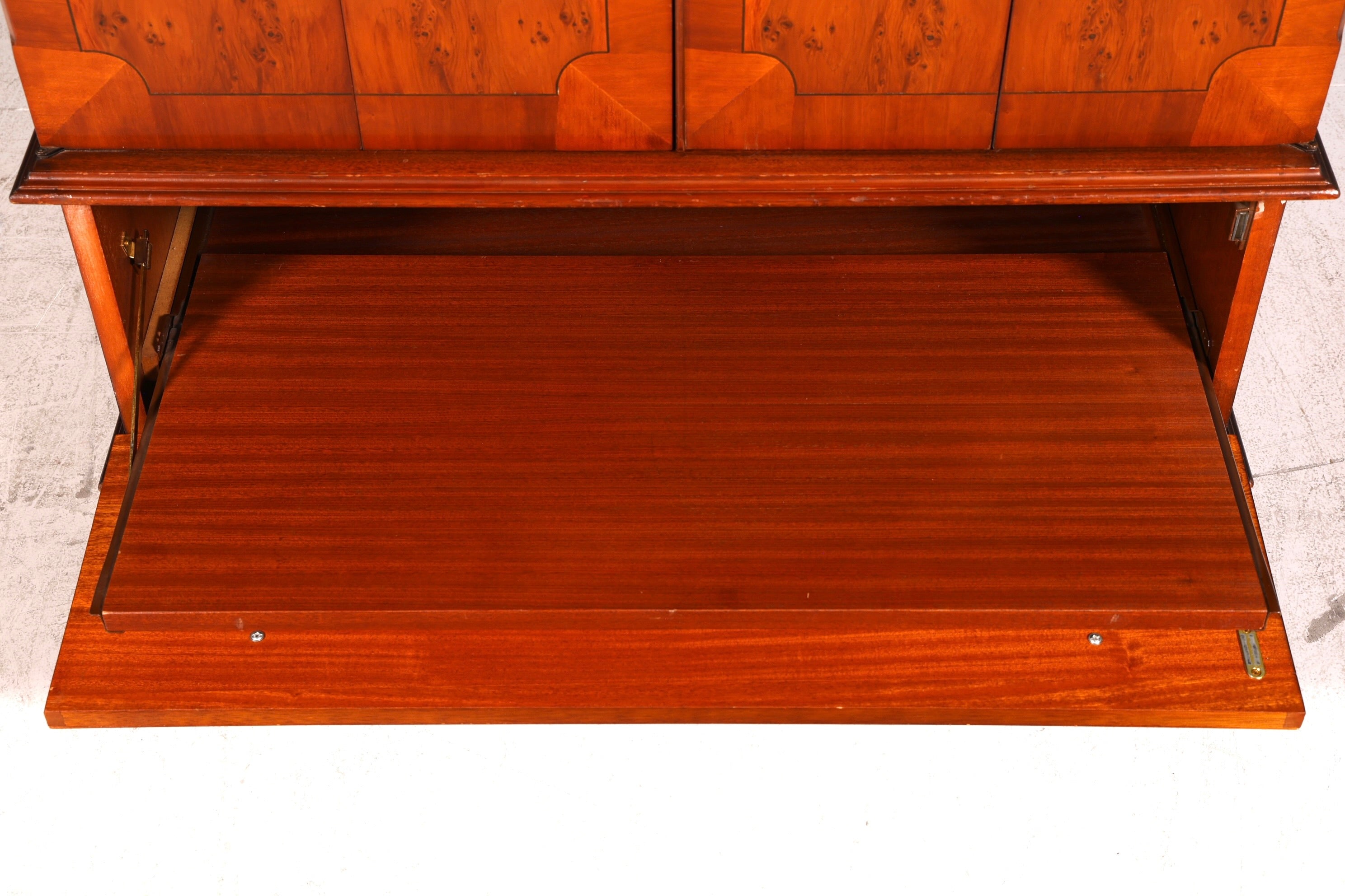 Edler Englischer TV-Schrank Eibe Vertiko Fernsehschrank 60s Schrank Kommode Vintage