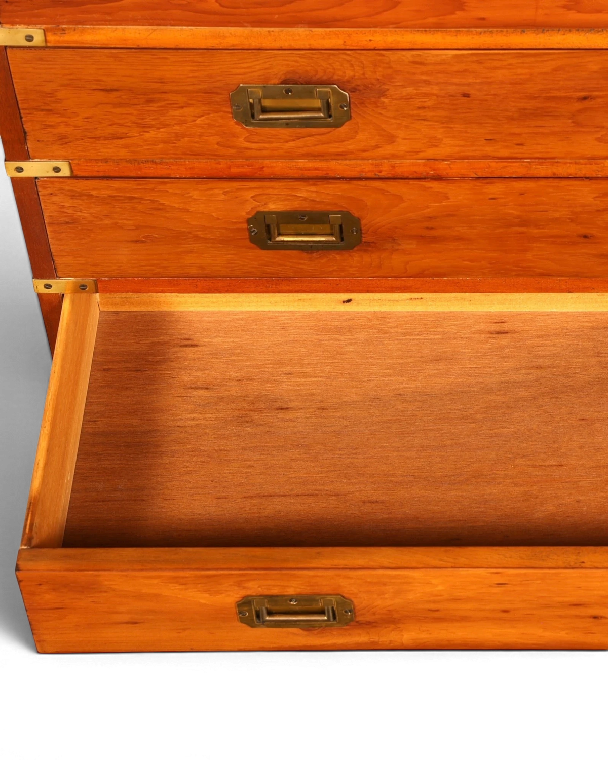 Hauptstadt Möblerei Kommode aus Holz im Kolonialstil mit Messingbeschlägen und einer offenen Schublade