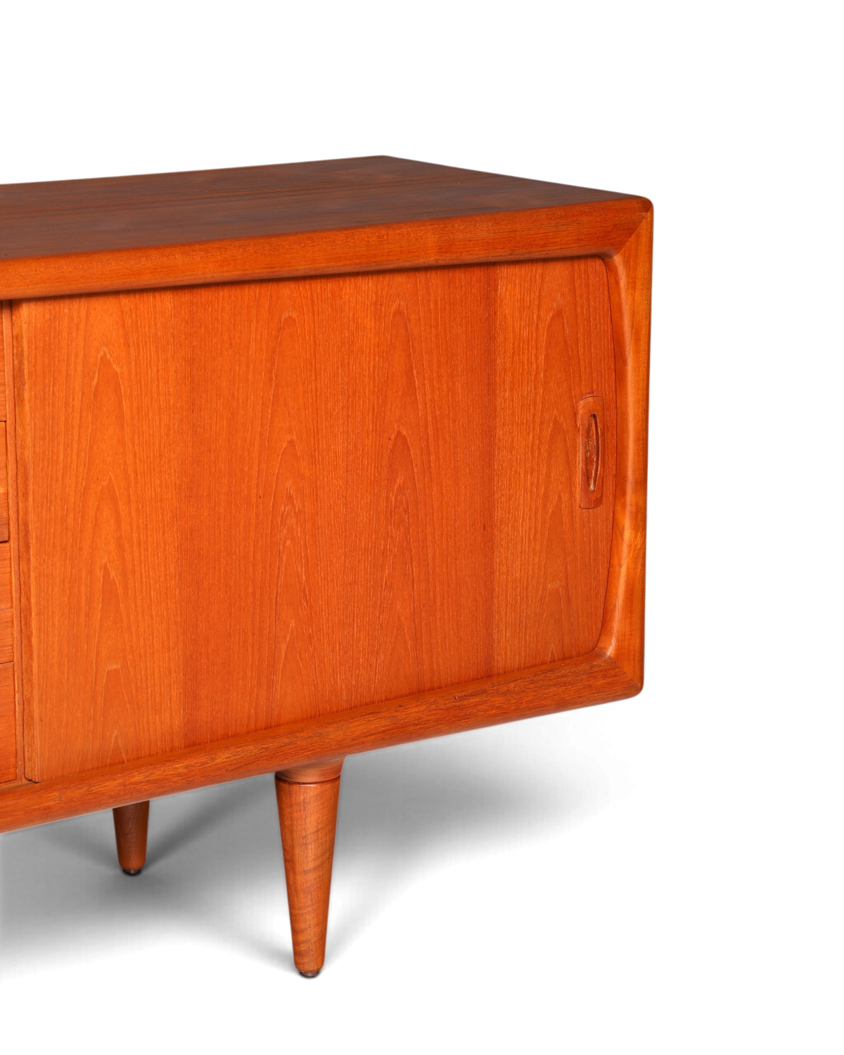 Hauptstadt Möblerei H.P. Hansen Sideboard aus Teakholz im Mid Century Design mit Schiebetür und konischen Beinen