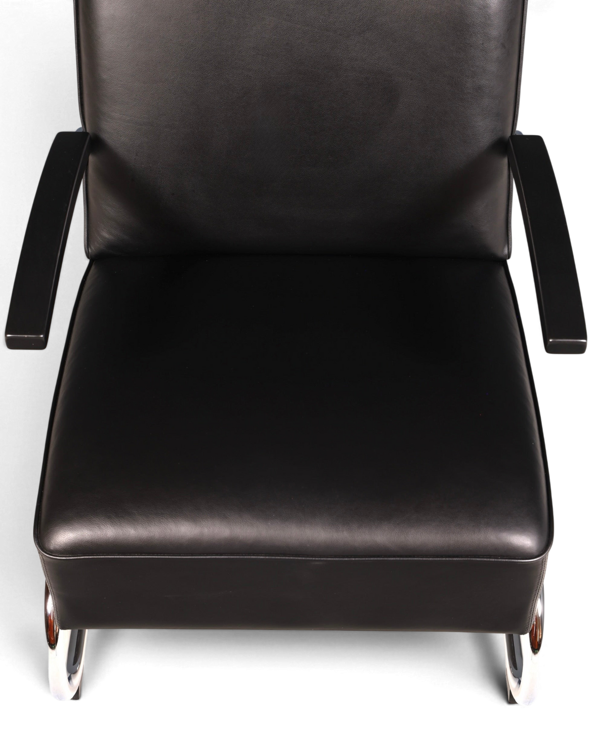 Hauptstadt Möblerei H813 Sessel in Schwarz mit Lederbezug und schwarzen Armlehnen