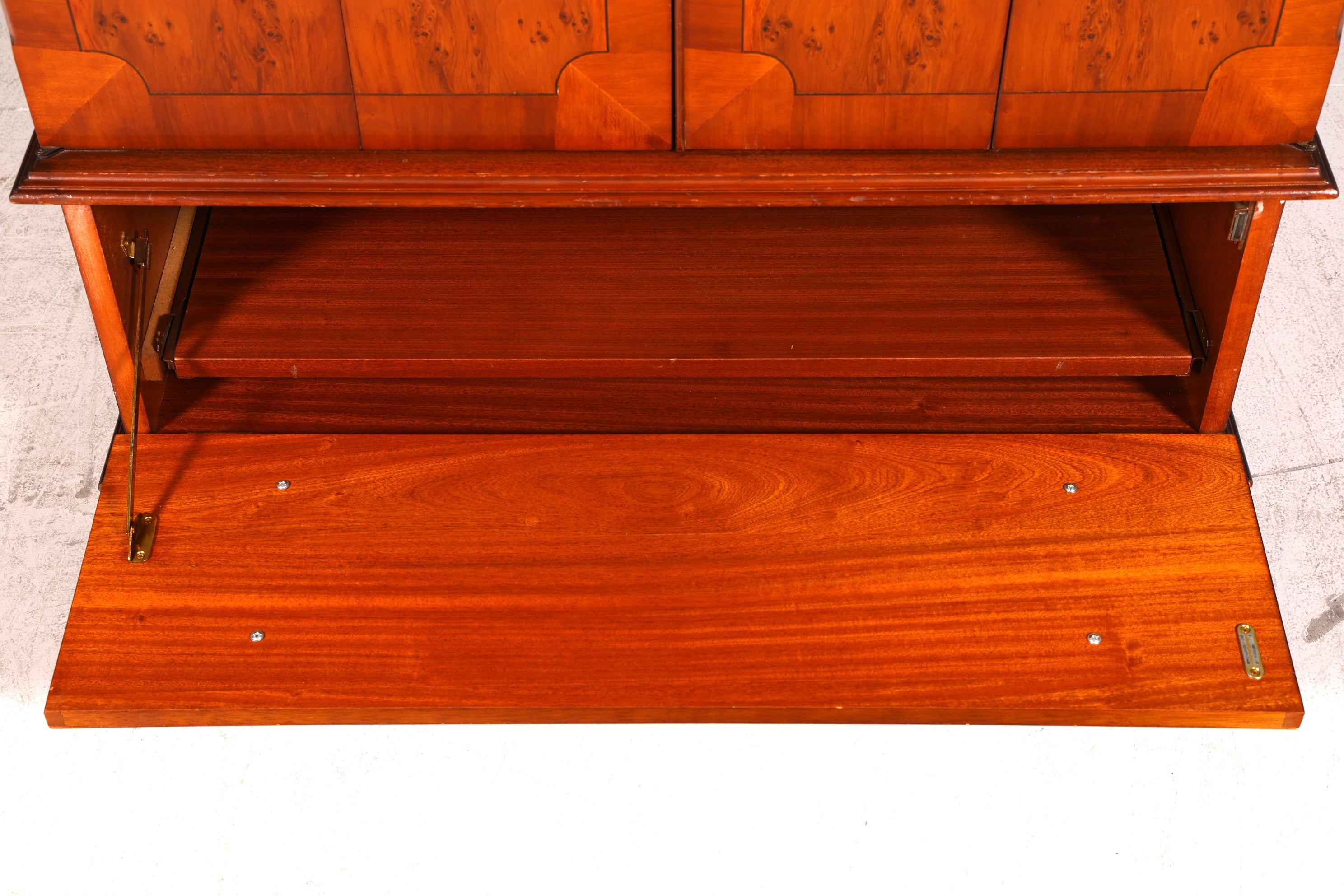 Edler Englischer TV-Schrank Eibe Vertiko Fernsehschrank 60s Schrank Kommode Vintage