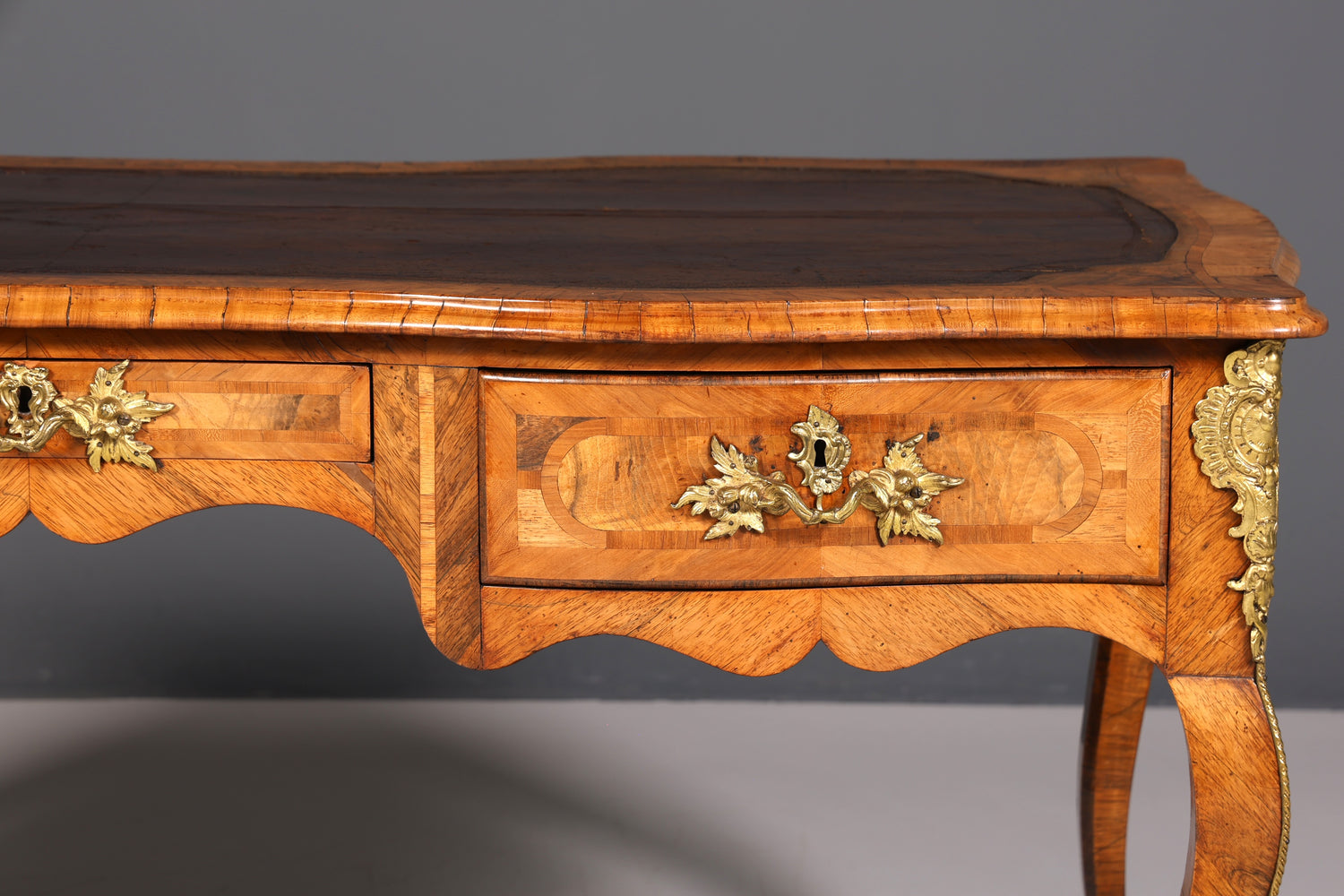 Majestätischer Original Louis XV Schreibtisch 1780 Bureau Plat French Desk echt Leder Antik Bürotisch Office Desk