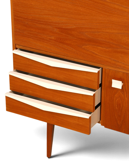 Hauptstadt Möblerei Sekretär aus Teakholz mit drei Schubladen und weißen Griffen im Mid-Century Design