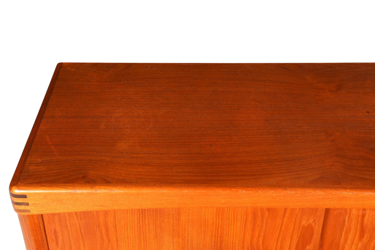 Hauptstadt Möblerei Bramin teak highboard yüzeyi, belirgin ahşap damarları ve kaliteli işçiliği ile vintage tasarım.