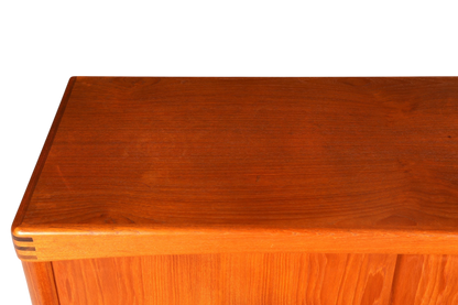 Hauptstadt Möblerei Bramin teak highboard yüzeyi, belirgin ahşap damarları ve kaliteli işçiliği ile vintage tasarım.
