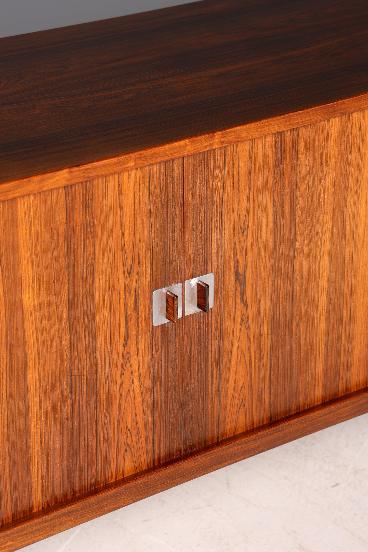 Beeindruckendes Original Hans J. Wegner für RY Møbler Modell RY 25 Sideboard Palisander Holz TV Kommode Vintage Schiebetür Schrank 1 von 2