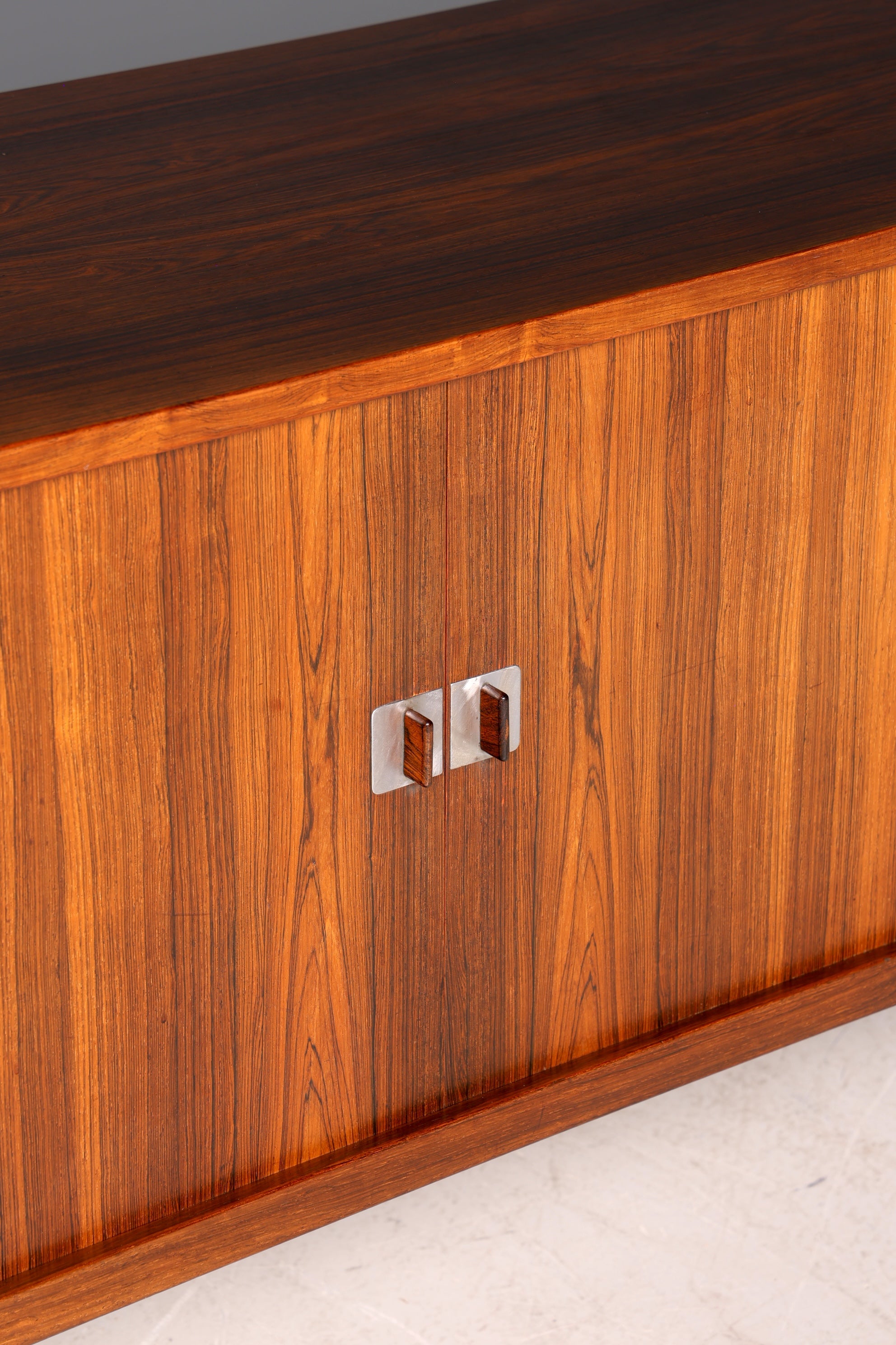 Beeindruckendes Original Hans J. Wegner für RY Møbler Modell RY 25 Sideboard Palisander Holz TV Kommode Vintage Schiebetür Schrank 1 von 2