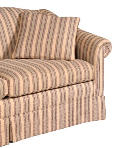 Hauptstadt Möblerei Drexel Heritage 3-Sitzer Sofa mit klassischem beigem Streifenmuster und passendem Zierkissen