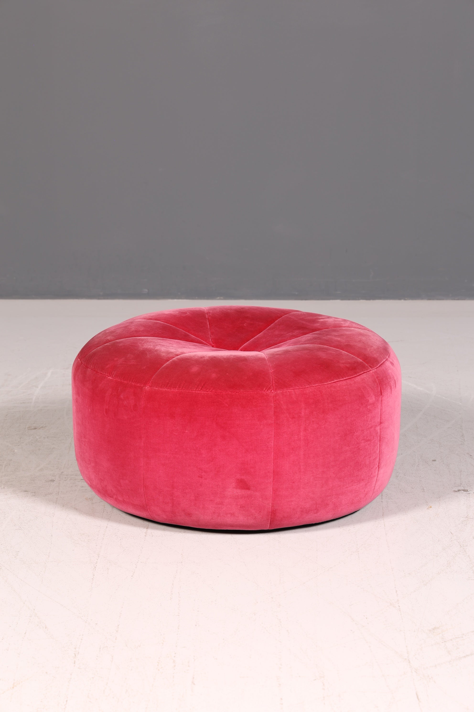 Edler Ligne Roset Pumpkin Sessel mit Hocker Pink Samt Designer Loungesessel Pierre Paulin Pouf Vintage