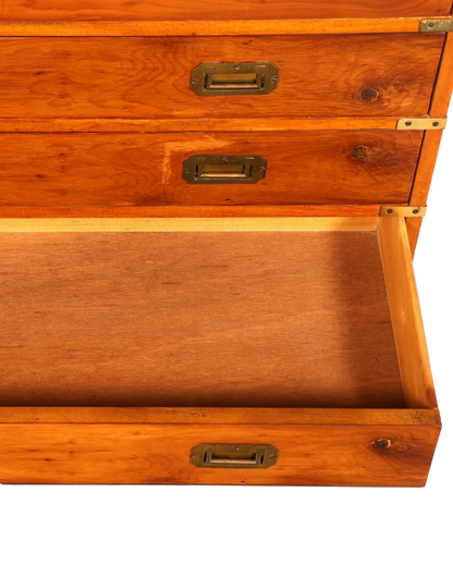 Hauptstadt Möblerei Kommode aus Holz im Kolonialstil mit Messingbeschlägen und einer offenen Schublade