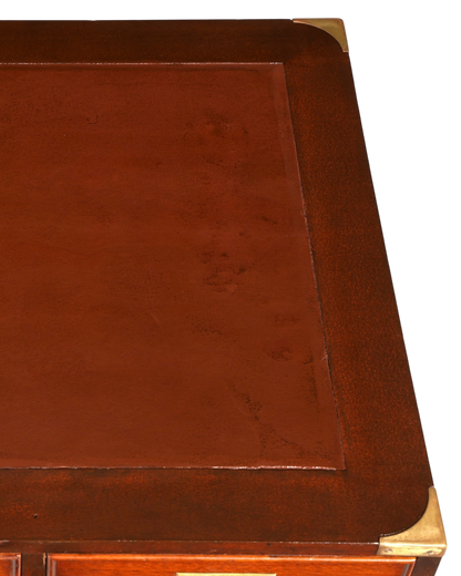 Hauptstadt Möblerei Schreibtisch im Military Chest Stil mit brauner Echtlederauflage und Messingbeschlägen