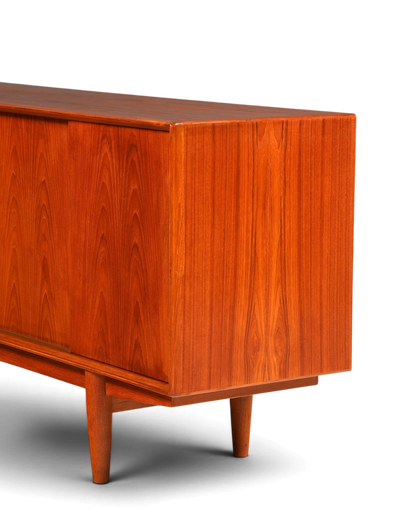Hauptstadt Möblerei Dyrlund Mid Century Sideboard aus hochwertigem Teakholz mit Schiebetüren und konischen Beinen