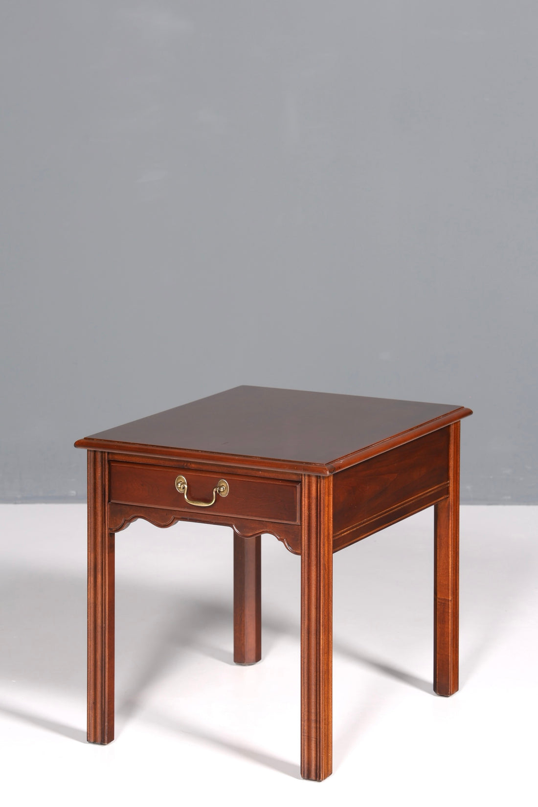 Wunderschöner Tisch der Marke Drexel Heritage Beistelltisch Antik 60s Ablagetisch 4 von 5