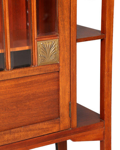 Hauptstadt Möblerei Jugendstil Vitrine aus Eichenholz mit dekorativem Messingbeschlag und Glasfront