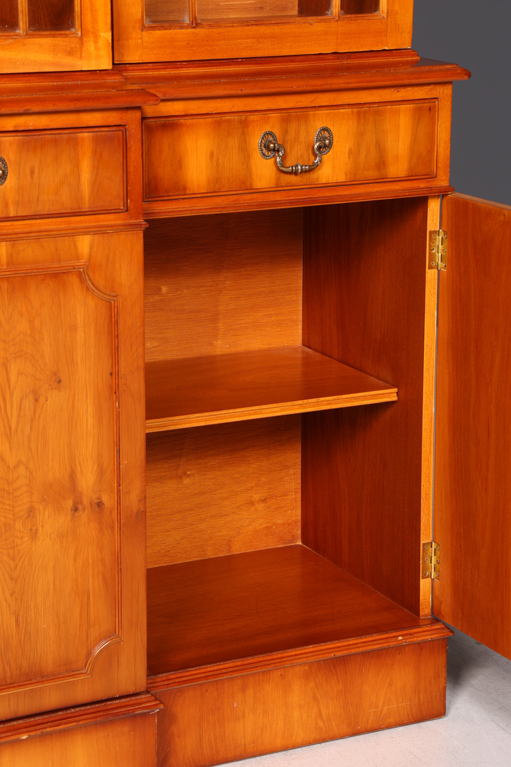 Wunderschöne Englische Vitrine Bücherschrank Buffet Englisch Eibe Glasvitrine Bibliothek Vitrinenschrank