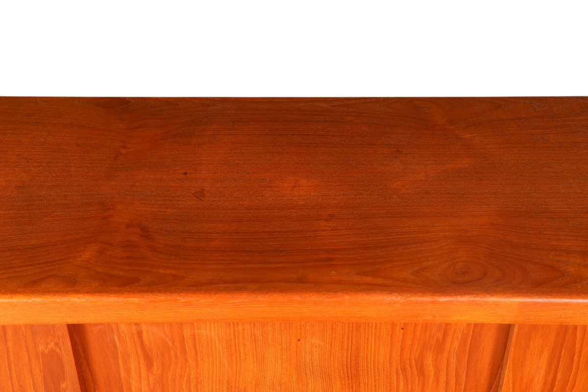 Hauptstadt Möblerei Bramin highboard yüzeyi, zengin dokulu ve sıcak tonlu vintage teak ahşap detayları
