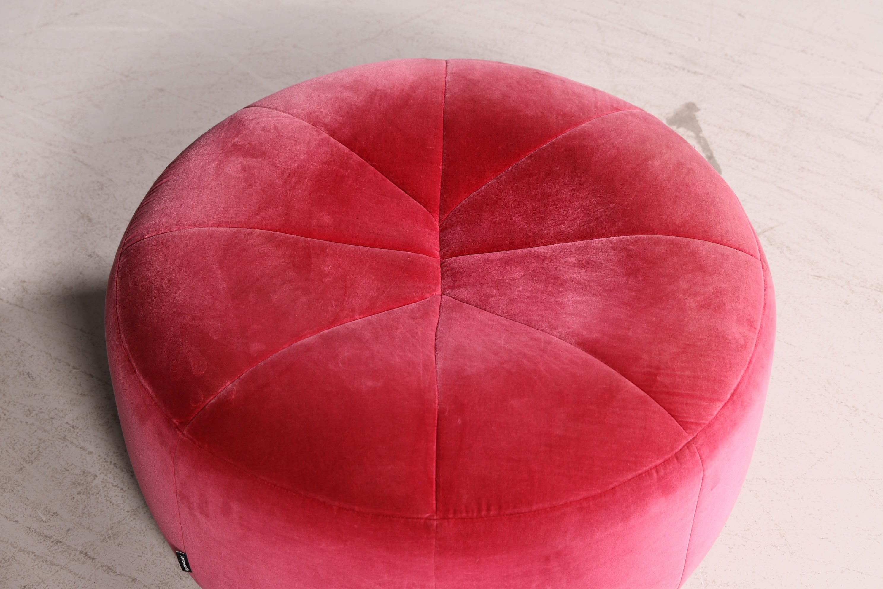 Edler Ligne Roset Pumpkin Sessel mit Hocker Pink Samt Designer Loungesessel Pierre Paulin Pouf Vintage