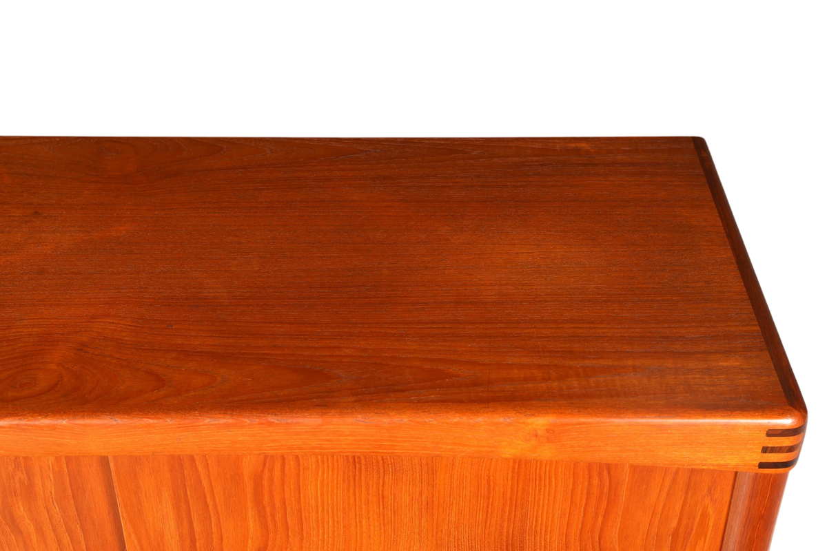 Hauptstadt Möblerei Bramin vintage teak highboard üst yüzeyi, belirgin ahşap damarları ve zarif detaylarıyla.