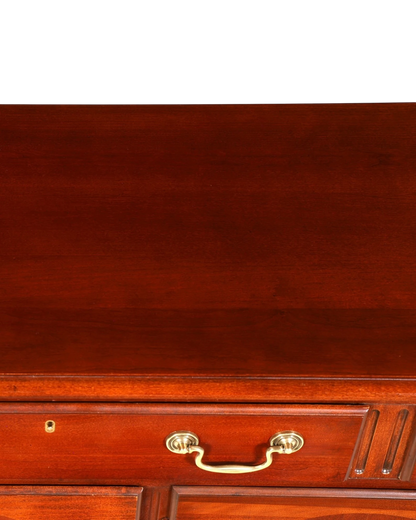 Hauptstadt Möblerei Drexel Heritage Kommode aus dunklem Holz mit Messinggriffen und klassischer Patina