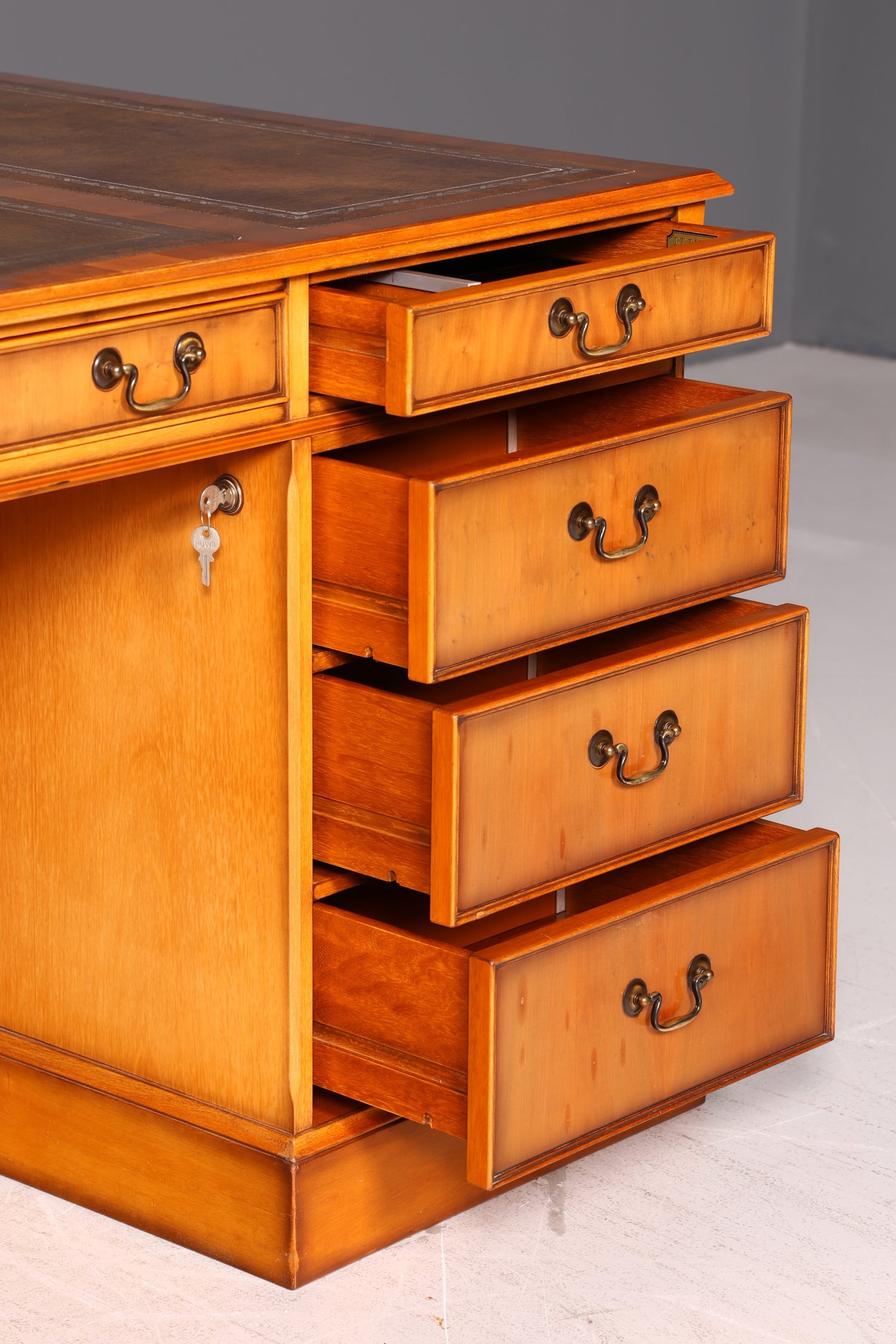 Wunderschöner Original Heldense Englischer Schreibtisch Eibe Echt Lederauflage Antik Stil Chefschreibtisch Bürotisch Partner Desk