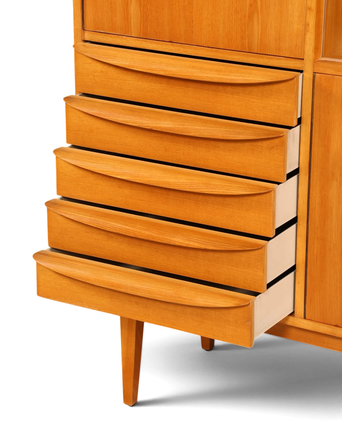 Hauptstadt Möblerei Hellerau Vitrine Modell 602 von Franz Ehrlich mit ausgezogenen Holzschubladen im Mid-Century-Stil