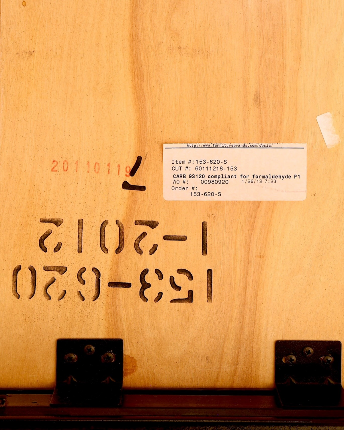 Unterseite eines Drexel Heritage Esstisches von Hauptstadt Möblerei mit eingestanzten Nummern und Produktetikett
