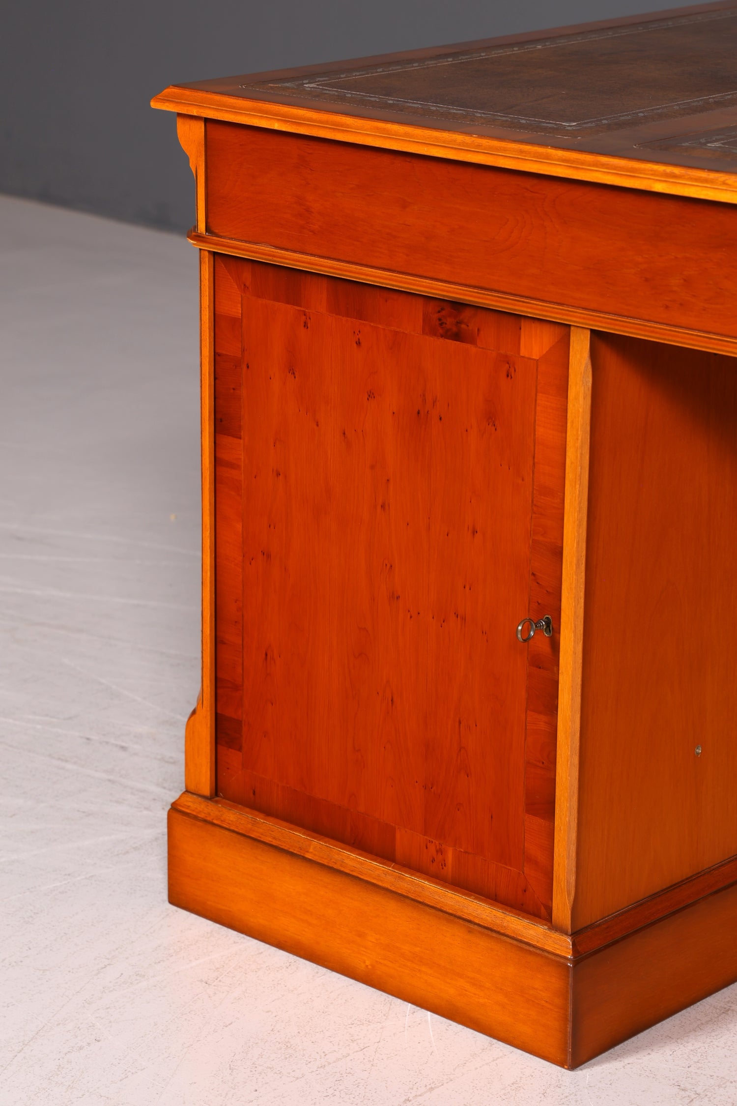 Wunderschöner Original Heldense Englischer Schreibtisch Eibe Echt Lederauflage Antik Stil Chefschreibtisch Bürotisch Partner Desk