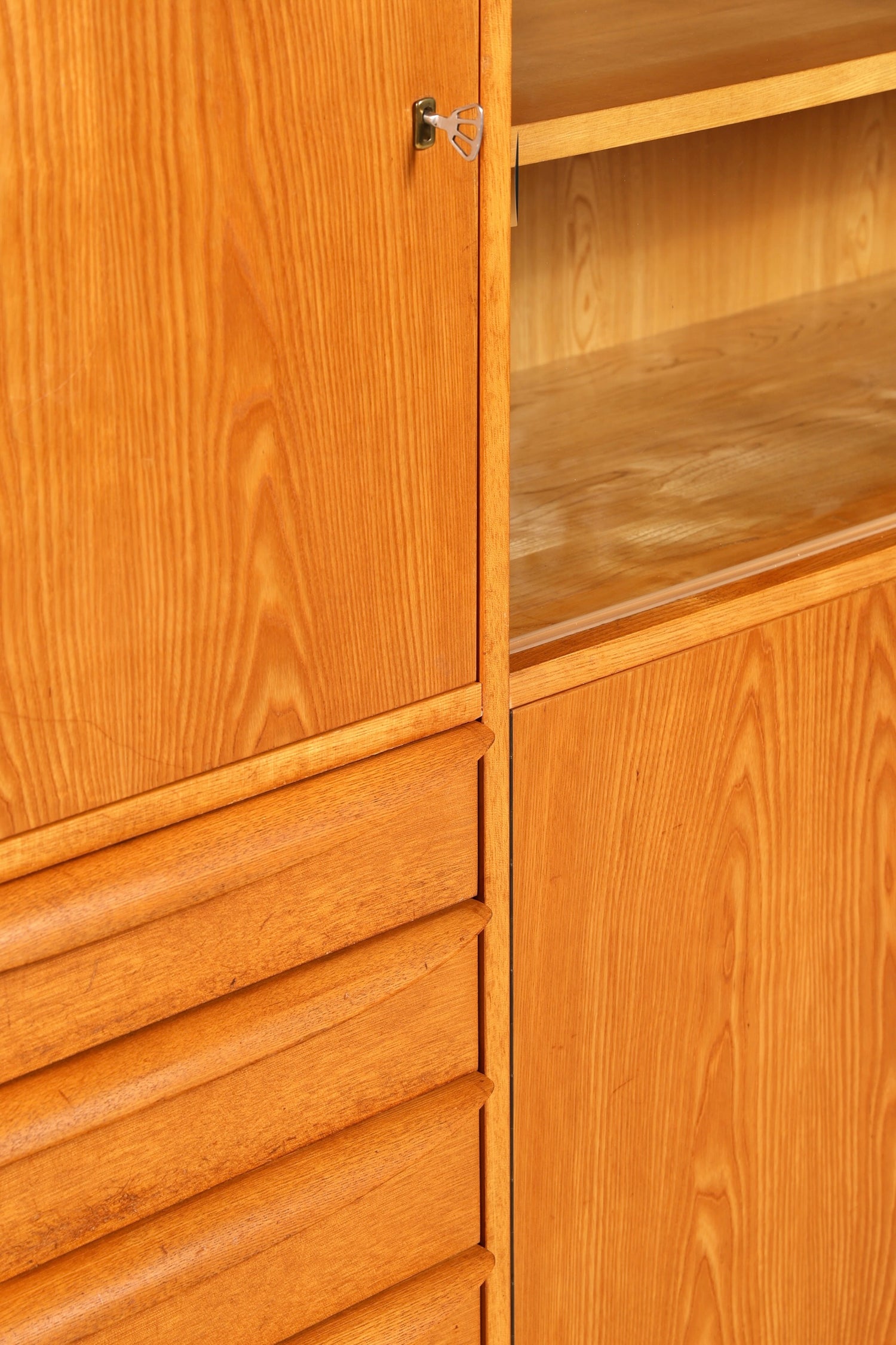 G246 Finish Traumhafter Mid Century Highboard Retro Vitrine 60er Jahre Schrank Kommode (Kopie)