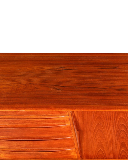 Hauptstadt Möblerei Dyrlund Mid Century Sideboard aus hochwertigem Teakholz mit markanter Maserung