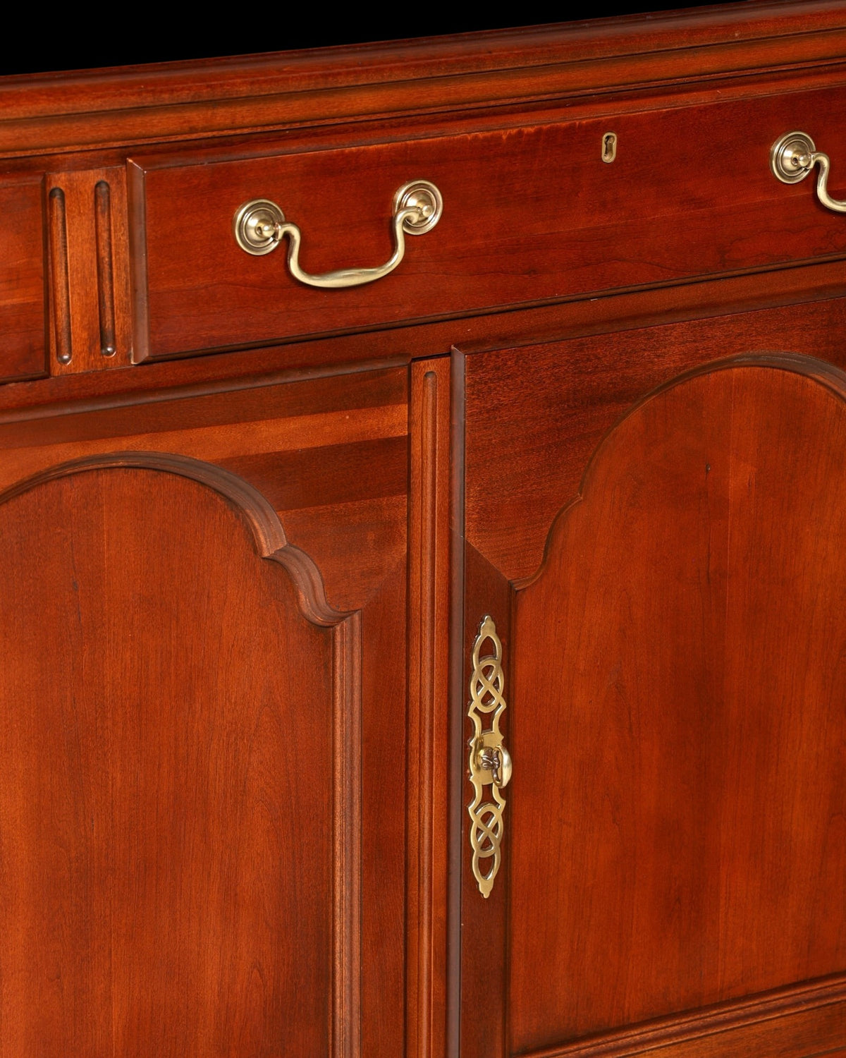 Hauptstadt Möblerei Drexel Heritage Sideboard aus dunklem Holz mit Messingbeschlägen und Schubladen im Antik-Stil