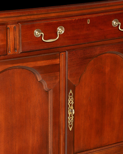 Hauptstadt Möblerei Drexel Heritage Sideboard aus dunklem Holz mit Messingbeschlägen und Schubladen im Antik-Stil