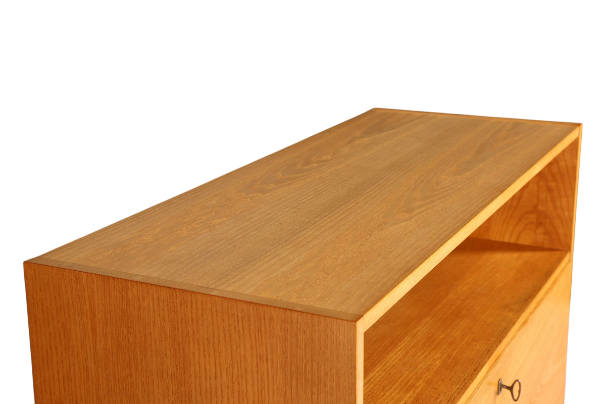 Hauptstadt Möblerei Hellerau Sekretär Modell 427 aus hellem Eschenholz mit offener Ablage im Mid-Century-Design