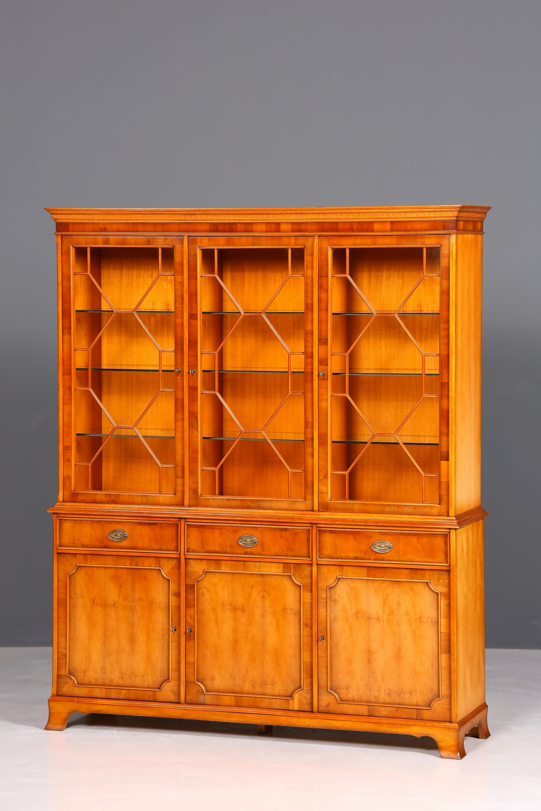 Wunderschöne Original Heldense Vitrine Englische Eibe Bücherschrank Buffet Antik Stil Glasvitrine