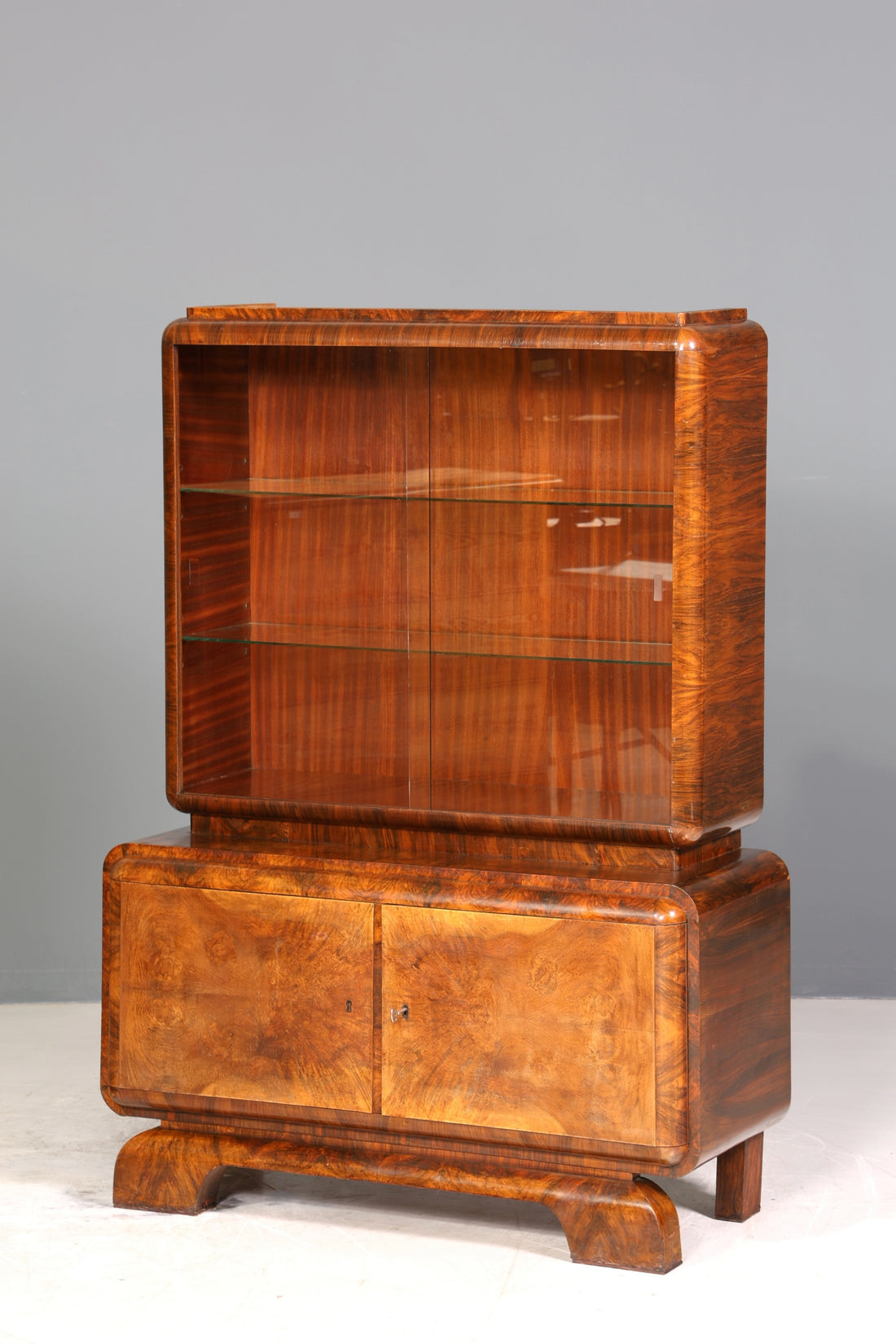 Edle Art Deco Vitrine Nussbaum Vitrine massiv Holz Antik Schrank Regal Vitrinenschrank