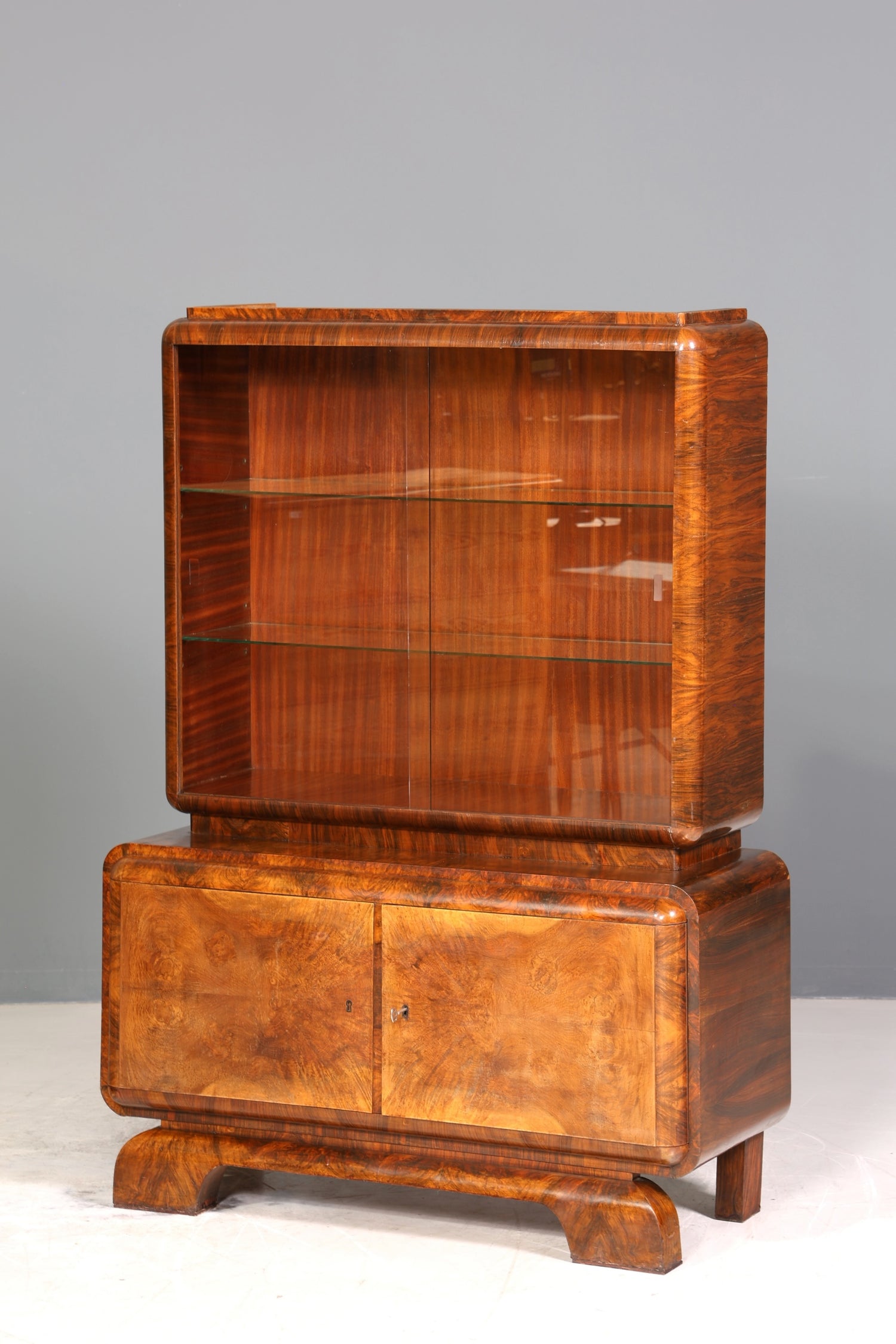 Edle Art Deco Vitrine Nussbaum Vitrine massiv Holz Antik Schrank Regal Vitrinenschrank
