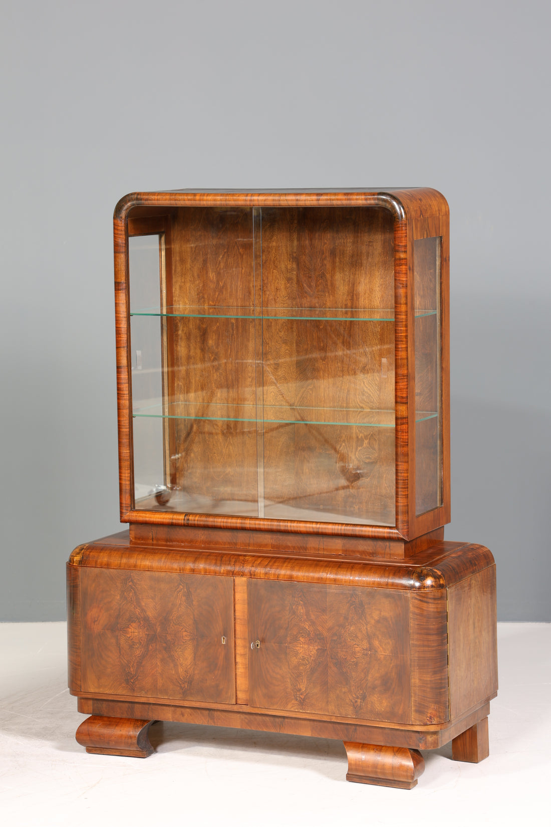 Wunderschöne Art Deco Vitrine Nussbaum Vitrine massiv Holz Antik Schrank Geschirrschrank