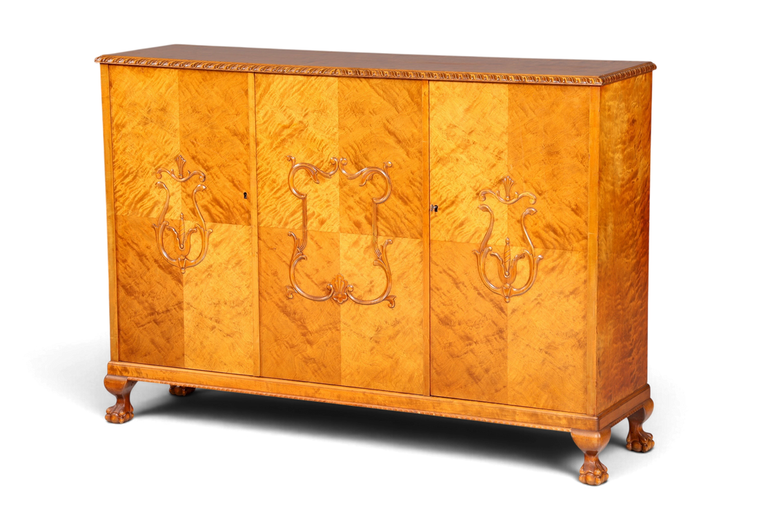Hauptstadt Möblerei Art Deco Sideboard aus Massivholz mit aufwendigen Schnitzereien und warmer Maserung um 1930