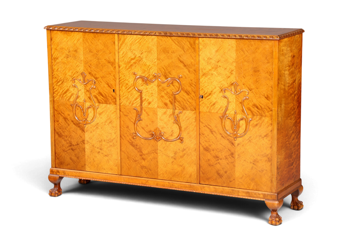 Hauptstadt Möblerei Art Deco Sideboard aus Massivholz mit aufwendigen Schnitzereien und warmer Maserung um 1930