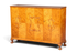 Hauptstadt Möblerei Art Deco Sideboard aus Massivholz mit aufwendigen Schnitzereien und warmer Maserung um 1930