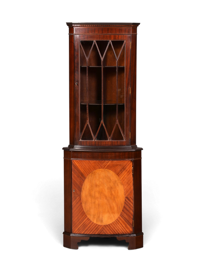 Hauptstadt Möblerei englische Eckvitrine aus Mahagoni mit Glasfront und ovalem Intarsien-Detail im Vintage-Stil