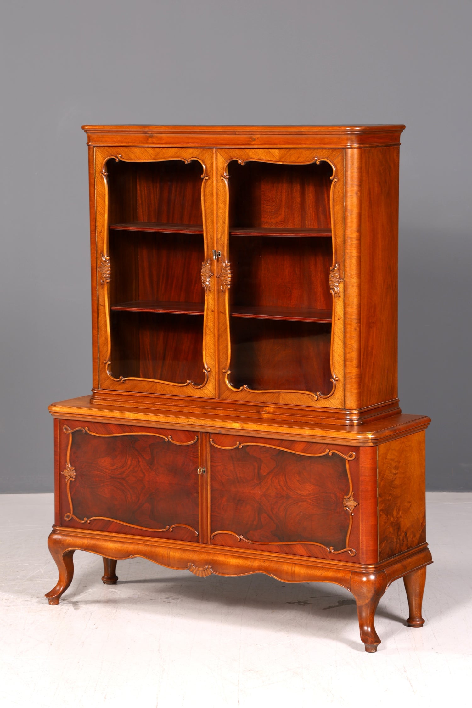 Wunderschöne Chippendale Vitrine im Barock Stil Nussbaum Bücherschrank Glasvitrine Buffet Antik Vintage