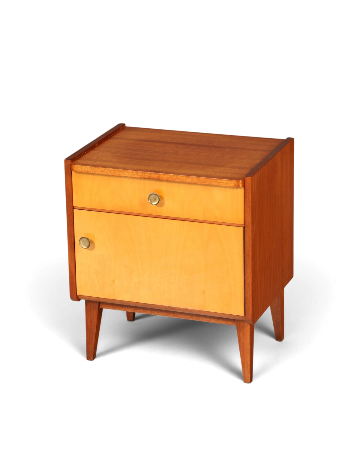 Hauptstadt Möblerei Mid Century Nachttisch aus Holz im Danish Design mit Schublade, Türfach und Messingknöpfen