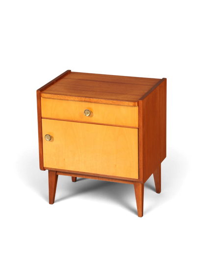 Hauptstadt Möblerei Mid Century Nachttisch aus Holz im Danish Design mit Schublade, Türfach und Messingknöpfen