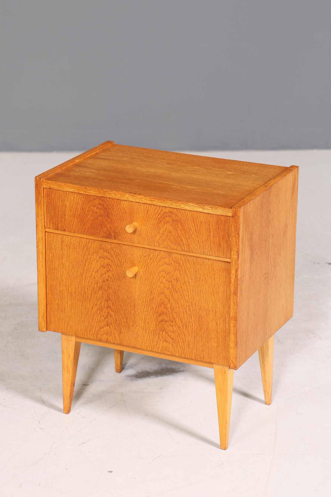 Schlichte Mid Century Kommode Vintage Klappschränkchen Danish Design Nachttisch 1 von 2